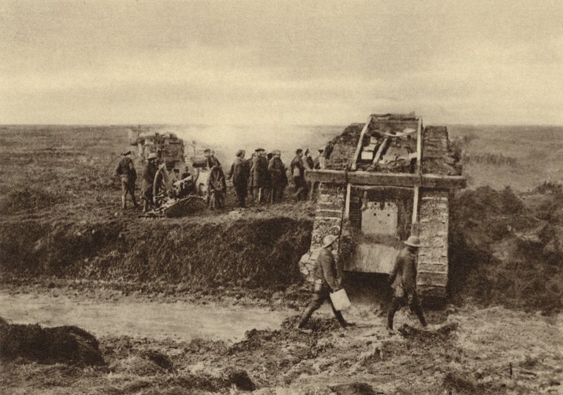 Brittipanssarivaunulentue ohittaa tykistöasemat Graincourtissa matkalla hyökkäämään Bourlon Woodiin, Cambrain taistelussa Ranskassa, ensimmäinen maailmansota, marraskuu 1917 (m/v kuva) tekijältä English Photographer