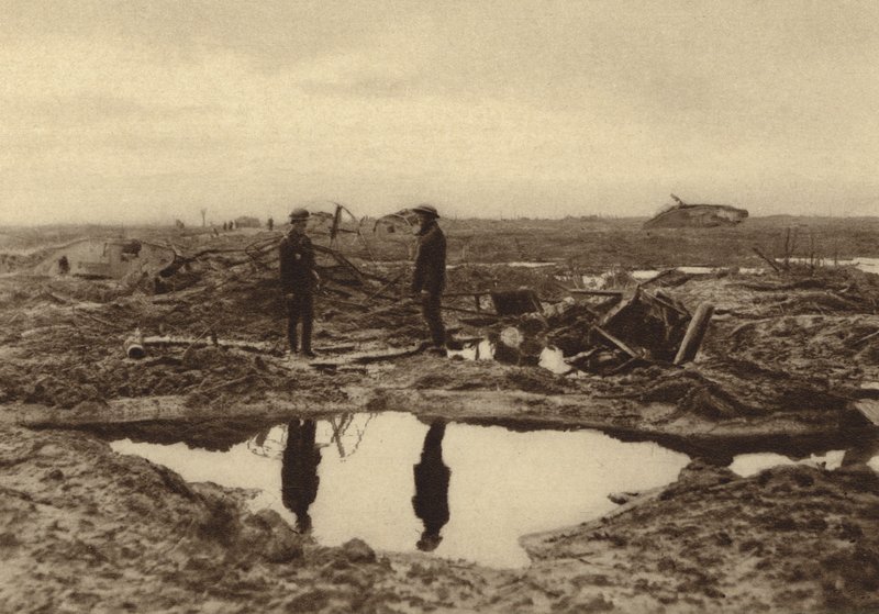 Brittitankit juuttuivat mutaan ennen kuin ne pääsivät Saksan linjoille Ypresissä, Belgiassa, ensimmäinen maailmansota tekijältä English Photographer