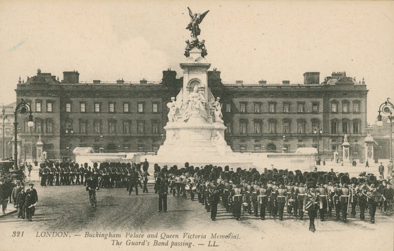 Buckinghamin palatsi ja kuningatar Victorian muistomerkki; Guards Band ohi tekijältä English Photographer