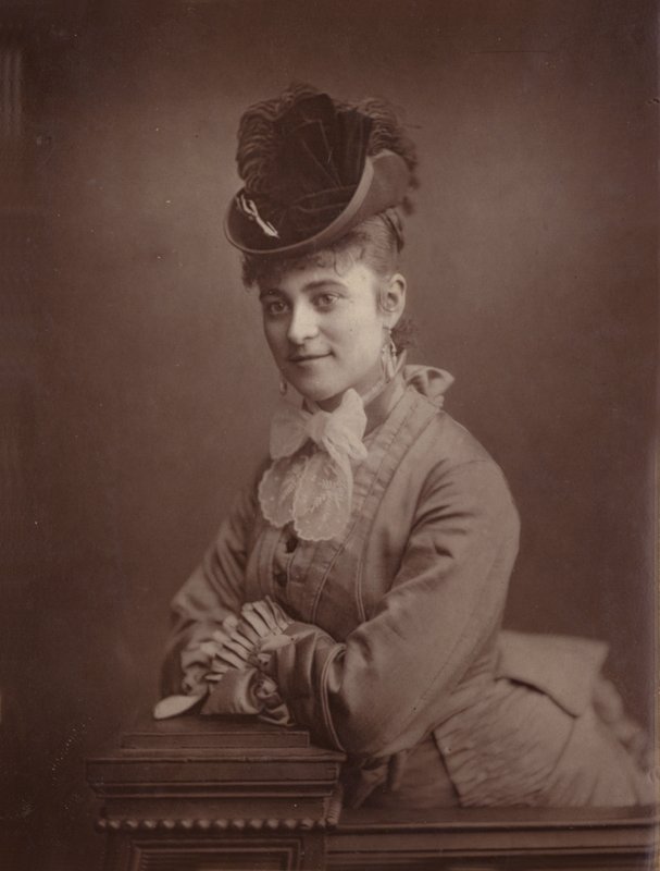 Camille Dubois tekijältä English Photographer