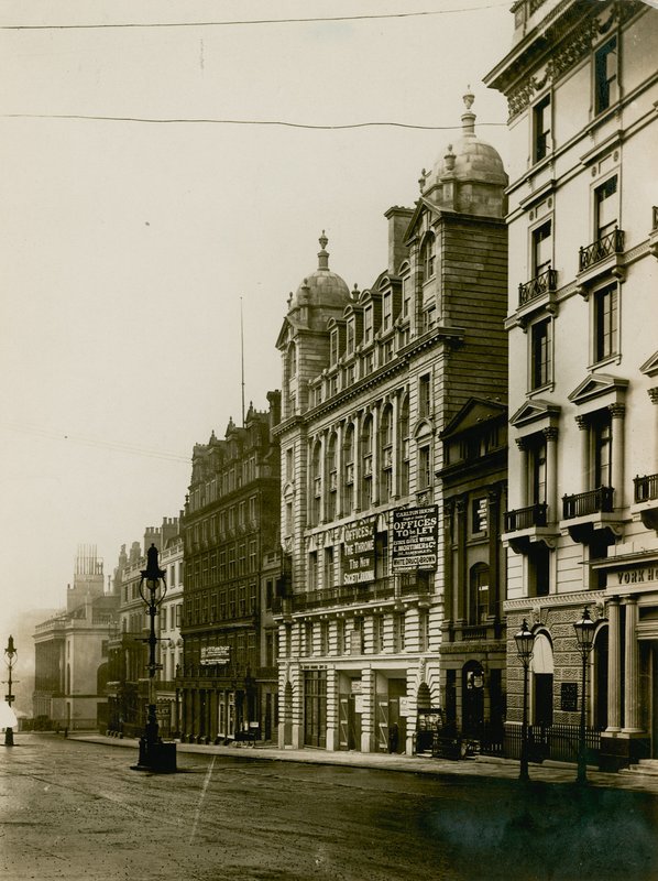 Carlton House, rakennettu St Philips Chapelin paikalle, Regent Street, Lontoo, vuonna 1904 tekijältä English Photographer