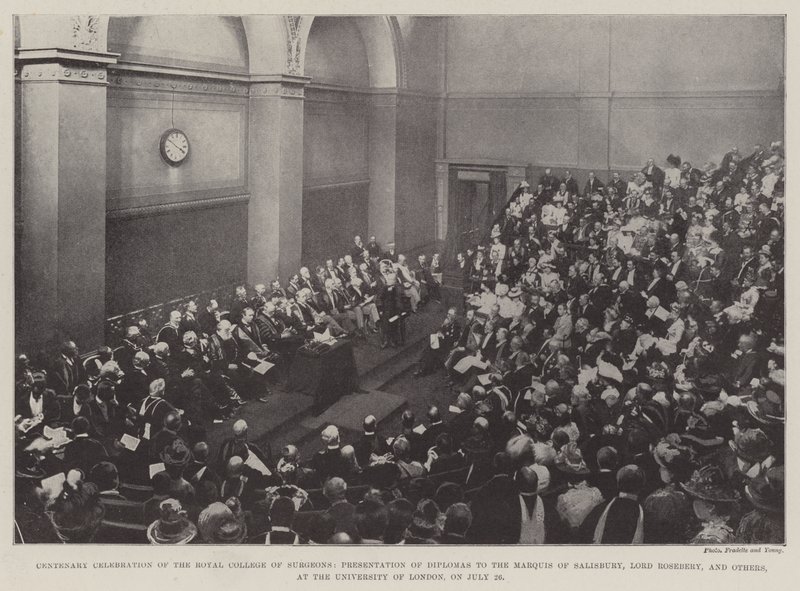 Royal College of Surgeons -yliopiston 100-vuotisjuhla, tutkintotodistusten luovutus Salisburyn markiisille, Lord Roseberylle ja muille Lontoon yliopistossa 26. heinäkuuta tekijältä English Photographer