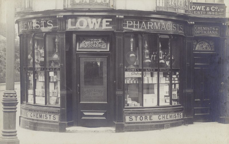 Charles Lowe & Co -apteekki, Newbury, Berkshire (m/w kuva) tekijältä English Photographer