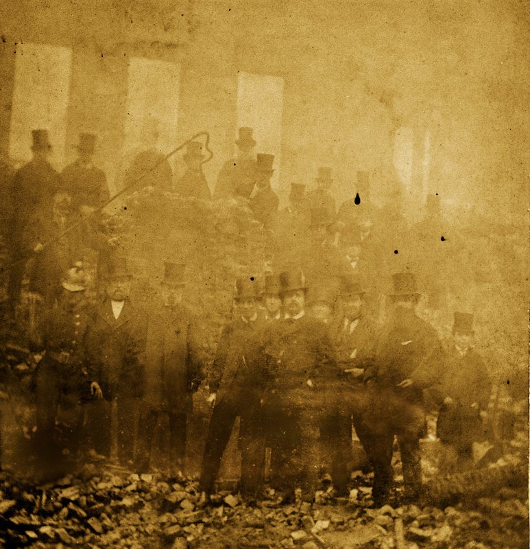 Charles Santley esiintyy Her Majestys Theatressa Lontoossa tekijältä English Photographer
