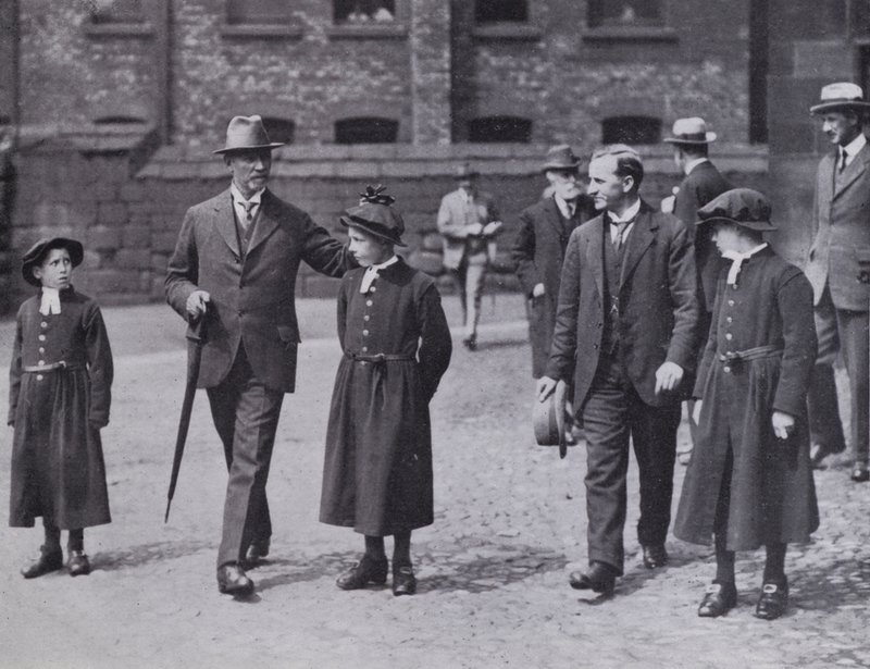 Chethamin sairaala ja kirjasto, Manchester: Kenraali Smutsin vierailu, 7. heinäkuuta 1919 (m/v kuva) tekijältä English Photographer