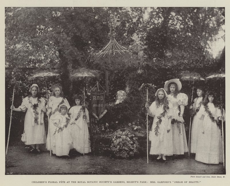 Lasten kukkajuhla Royal Botanic Societyn puutarhassa, Regents Park, Mrs Garfords Dream of Beauty tekijältä English Photographer