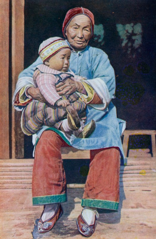 Kiinalainen isoäiti, housut jalassa, pojanpoikansa kanssa tekijältä English Photographer
