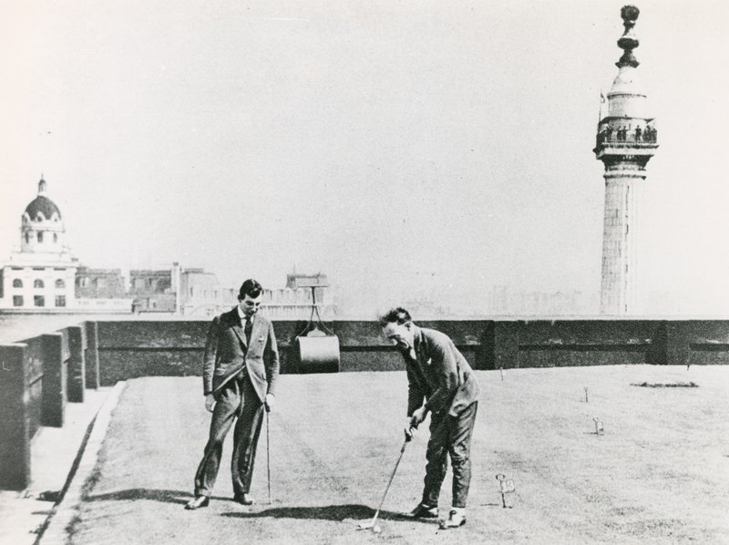 Kaupungin golfaajat monumentilta katsottuna tekijältä English Photographer