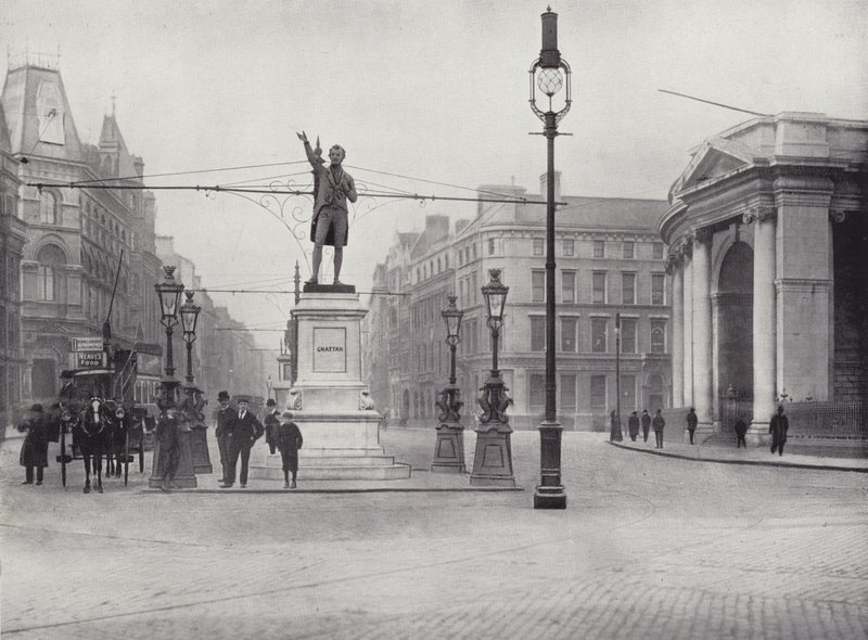 College Green, Dublin, jossa on Grattan-patsas tekijältä English Photographer
