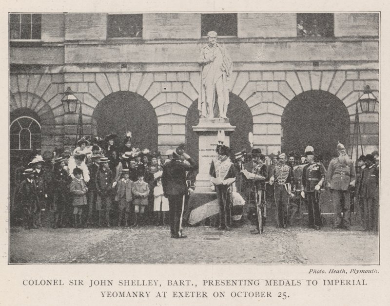 Eversti Sir John Shelley, Baronet, luovuttamassa mitalit Imperial Yeomanrylle Exeterissä 25. lokakuuta tekijältä English Photographer