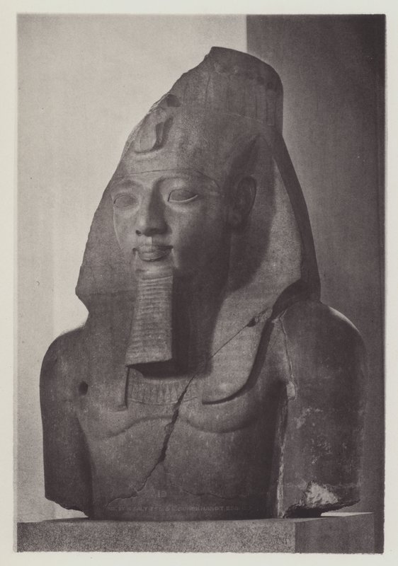 Ramses II:n kolossaalinen pää (s/w-kuva) tekijältä English Photographer