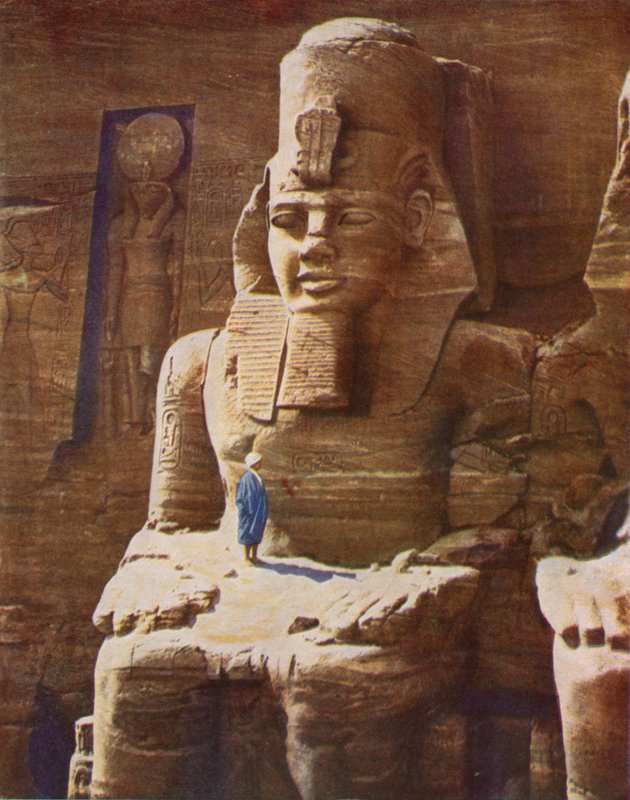 Rameses II:n valtava istuva hahmo Abu-Simbelissä (värikuva) tekijältä English Photographer