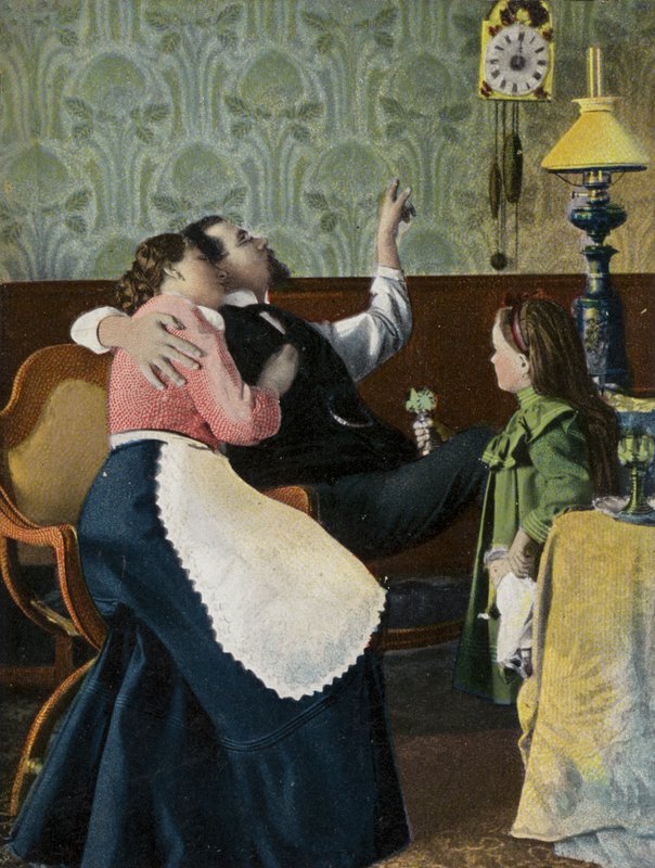 Pariskunta katselee aikaa pienen lapsensa kanssa (chromolitho) tekijältä English Photographer