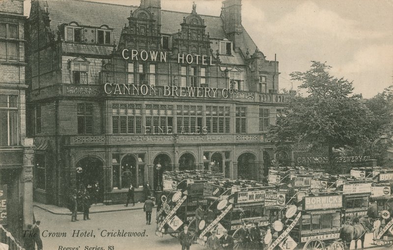 Crown Hotel, Cricklewood tekijältä English Photographer