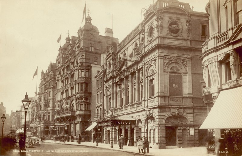 Dalys Theatre ja Leicester Squaren pohjoispuoli, Lontoo tekijältä English Photographer