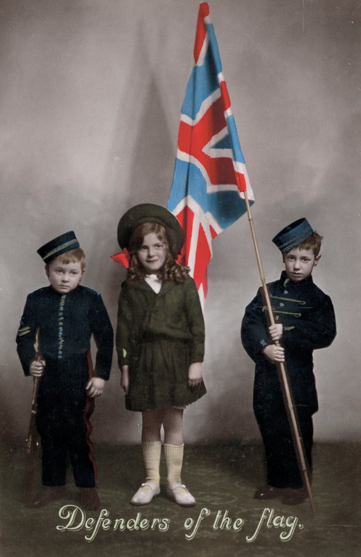 Lipun puolustajat, kolme lasta univormussa Union Jackin kanssa (kuva) tekijältä English Photographer