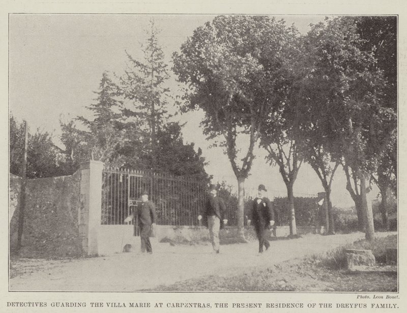 Etsivät vartioivat Villa Marieta Carpentrasissa, Dreyfusin perheen nykyisessä asuinpaikassa tekijältä English Photographer