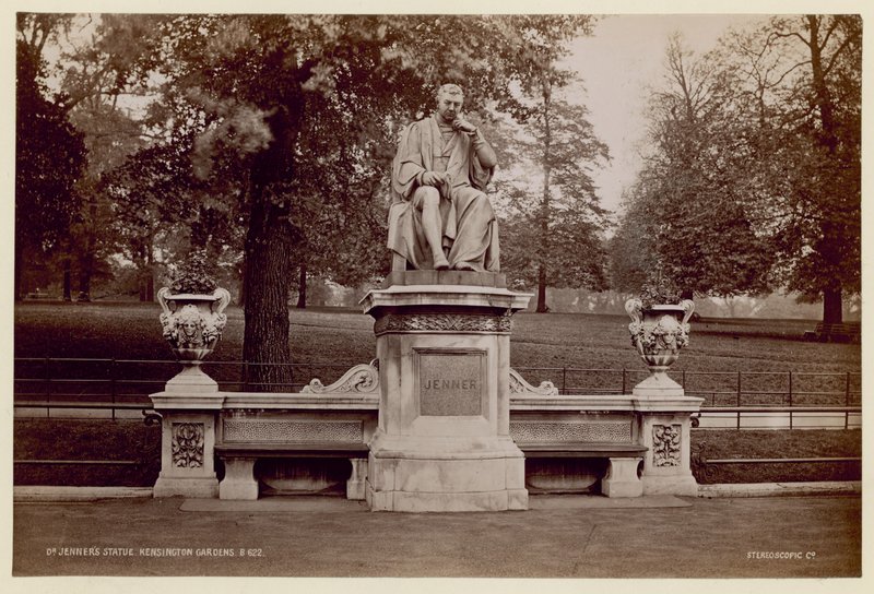 Tohtori Jennersin patsas Kensington Gardensissa tekijältä English Photographer