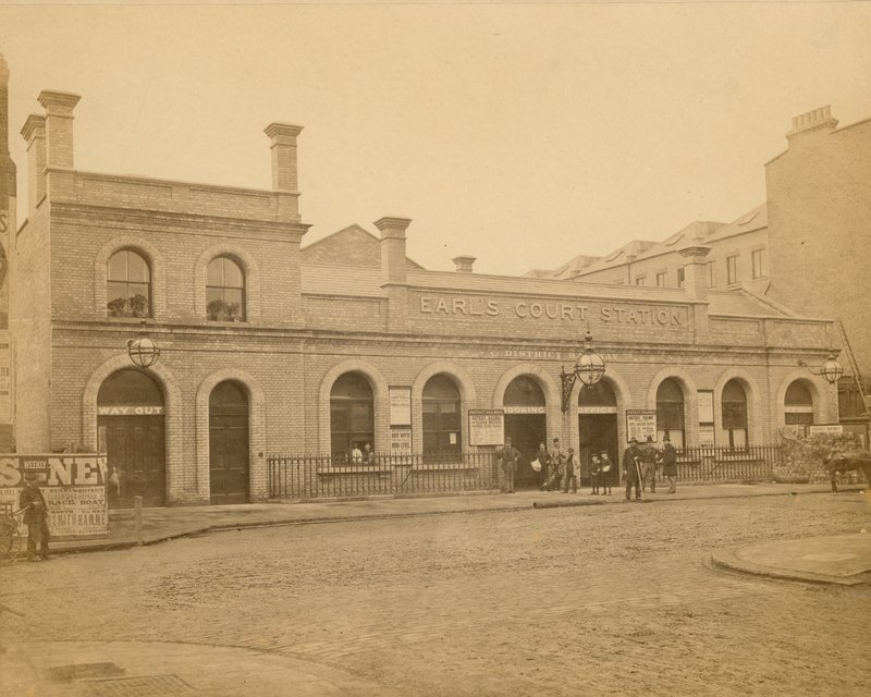 Earls Count Station - Earls Court Roadin sisäänkäynti; valokuvan otti C Latham vuonna 1878 tekijältä English Photographer