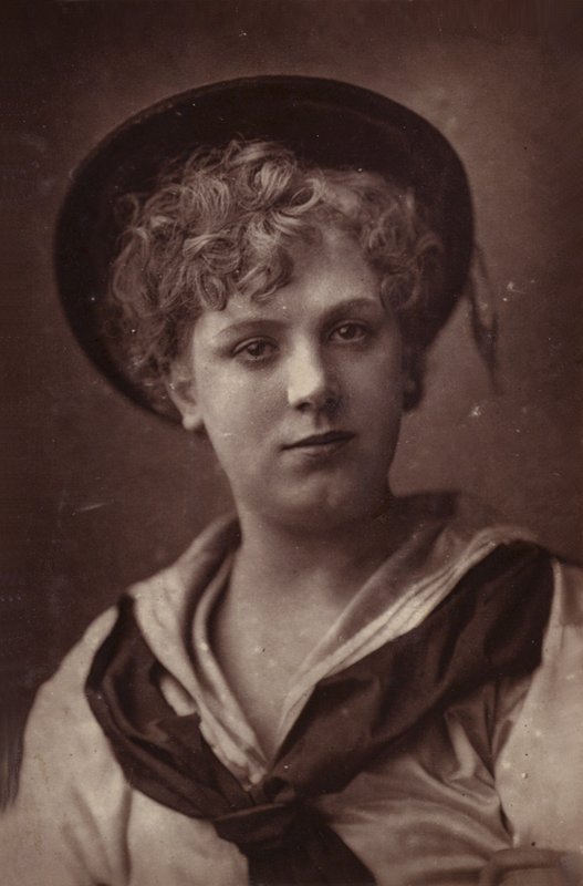 Edith Bland tekijältä English Photographer