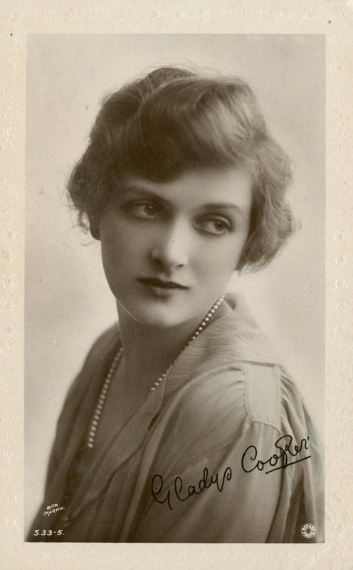 Gladys Cooperin edvardiaaninen postikortti tekijältä English Photographer