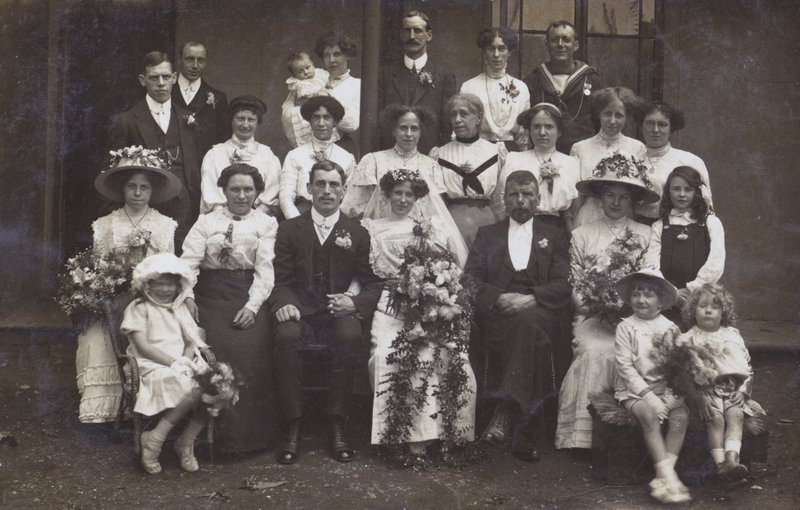 Edvardiaaninen hääkuva, noin 1910 (s/w valokuva). tekijältä English Photographer