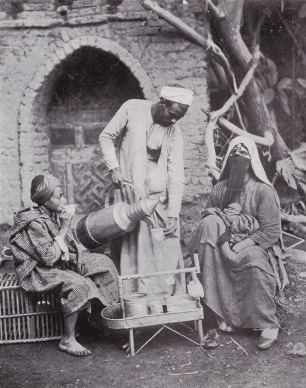 Egypti: turkkilaisen kahvin tarjoilu Kairon kaduilla (m/v kuva) tekijältä English Photographer