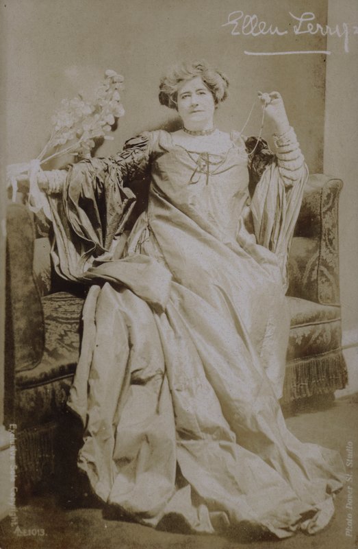 Ellen Terry (m/v kuva) tekijältä English Photographer
