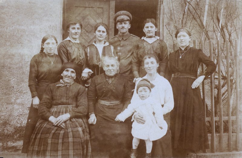 Englantilainen sotilas, WW1, paikallisten kanssa, Pohjois-Eurooppa, luultavasti Ranska (m/w kuva) tekijältä English Photographer