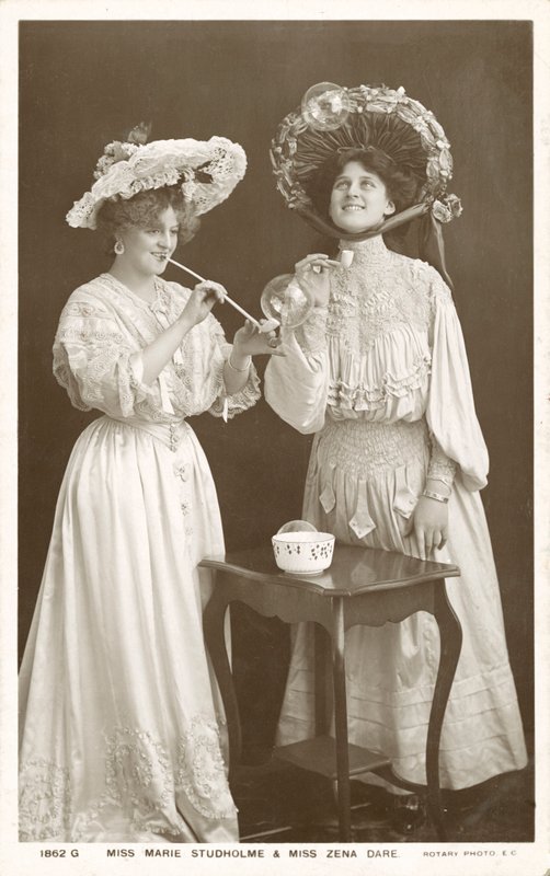 Englantilaiset näyttelijät ja laulajat, Zena Dare ja Marie Studholme (s/w-kuva). tekijältä English Photographer