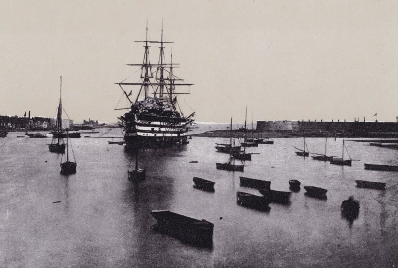 Portsmouthin sataman sisäänkäynti (m/w kuva) tekijältä English Photographer
