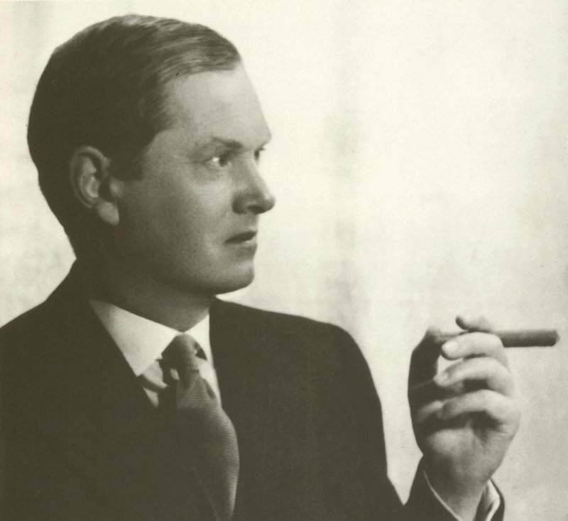 Evelyn Waugh, muotokuva, polttava sikari (m/w kuva) tekijältä English Photographer