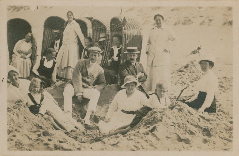 Perhe meren rannalla. Postikortti lähetetty 1913. tekijältä English Photographer