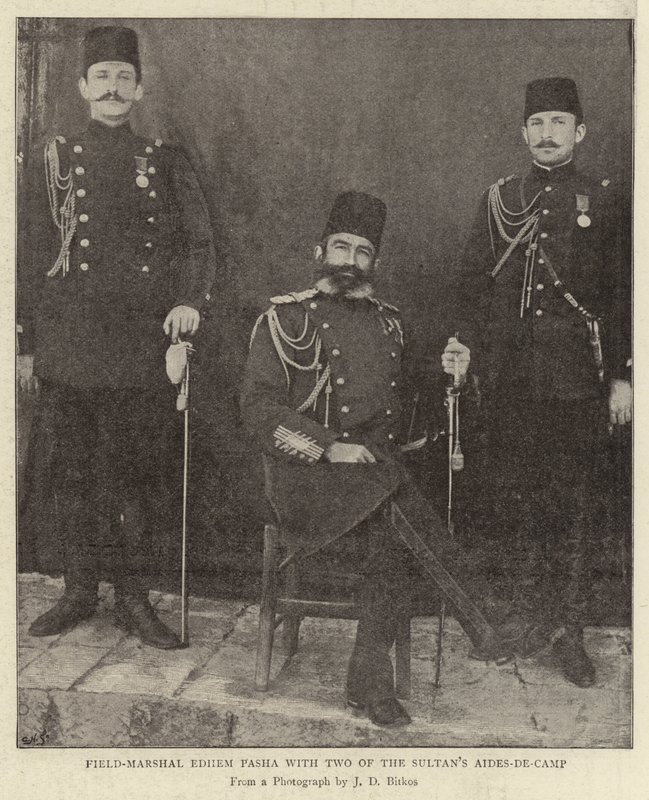Kenttämarsalkka Edhem Pasha kahden Sultans Aides-de-Campin kanssa tekijältä English Photographer