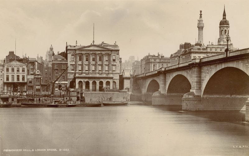 Fishmongers Hall ja London Bridge tekijältä English Photographer
