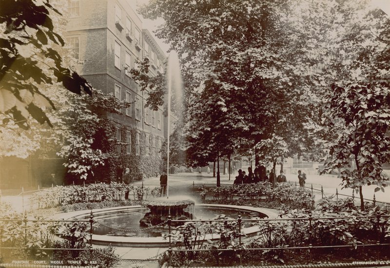 Fountain Court Keskitemppelissä tekijältä English Photographer