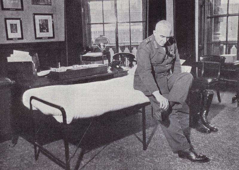 Kenraali Sir Edmund Ironside, keisarillisen kenraaliesikunnan päällikkö, toimistossaan sotatoimistossa, jossa hän nukkui usein toisen maailmansodan aikana 1939-1940. tekijältä English Photographer