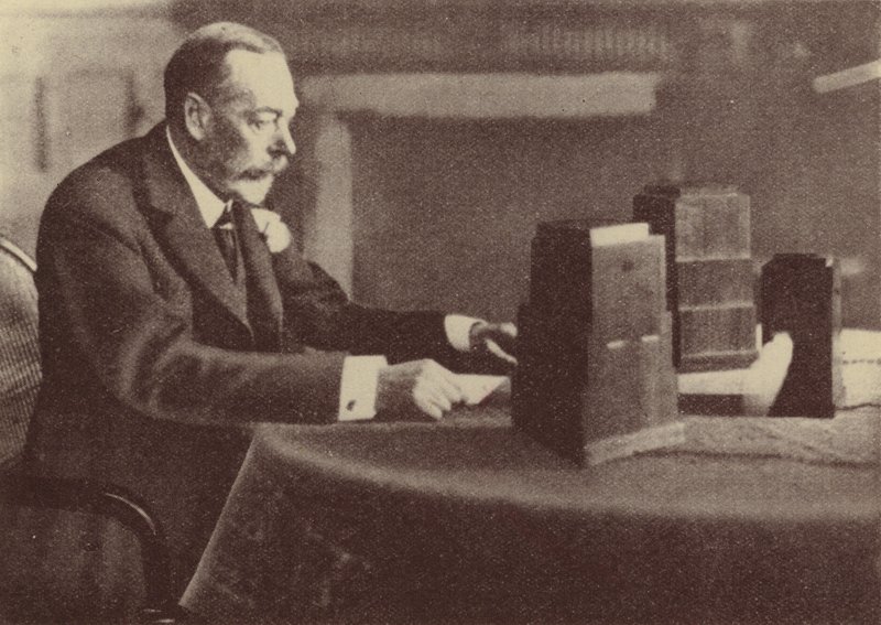 Yrjö V lähettää jouluviestinsä Britannian kansainyhteisölle ja imperiumille. tekijältä English Photographer