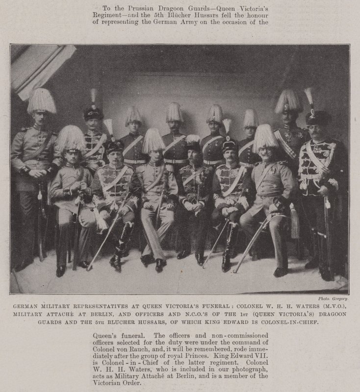 Saksan sotilaalliset edustajat kuningatar Victorian hautajaisissa, eversti W H H Waters (MVO), sotilasavustaja Berliinissä sekä 1. (Queen Victorias) dragoonkaartin ja 5. Bluchen upseerit ja aliupseerit tekijältä English Photographer