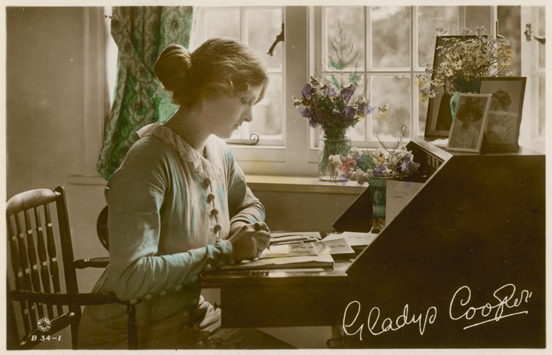 Gladys Cooper pöydällä tekijältä English Photographer