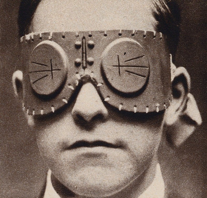 Suojalasit, jotka suojaavat käyttäjää kranaatin sirpaleilta, ensimmäinen maailmansota (s/w-kuva). tekijältä English Photographer
