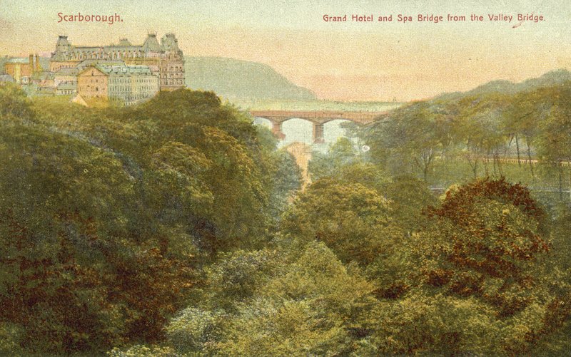 Grand Hotel and Bridge, Scarborough (värikuva) tekijältä English Photographer