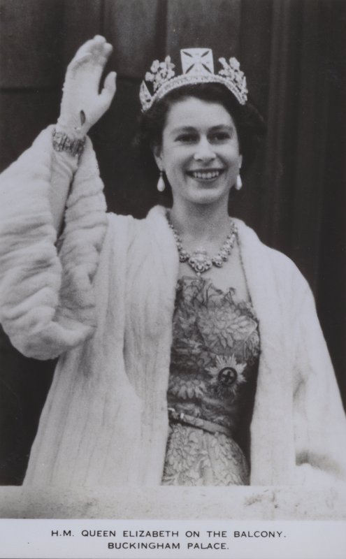 HM Queen Elizabeth parvekkeella, Buckinghamin palatsi (m/v kuva) tekijältä English Photographer