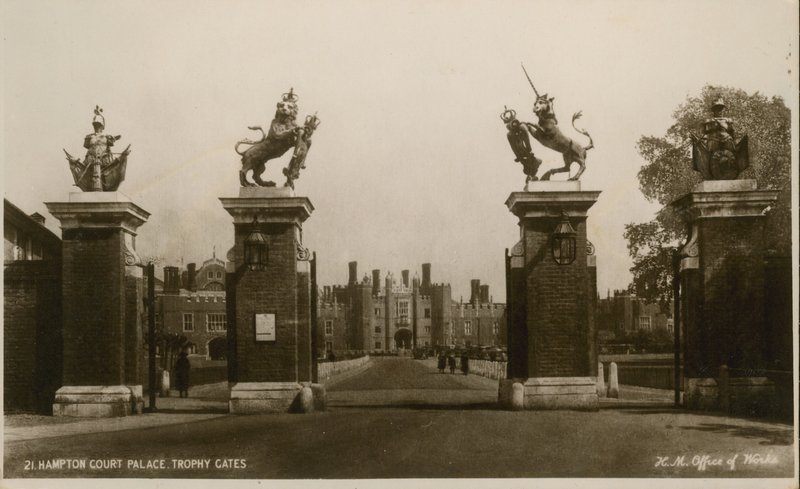 Hampton Court Palacen Trophy Gates tekijältä English Photographer
