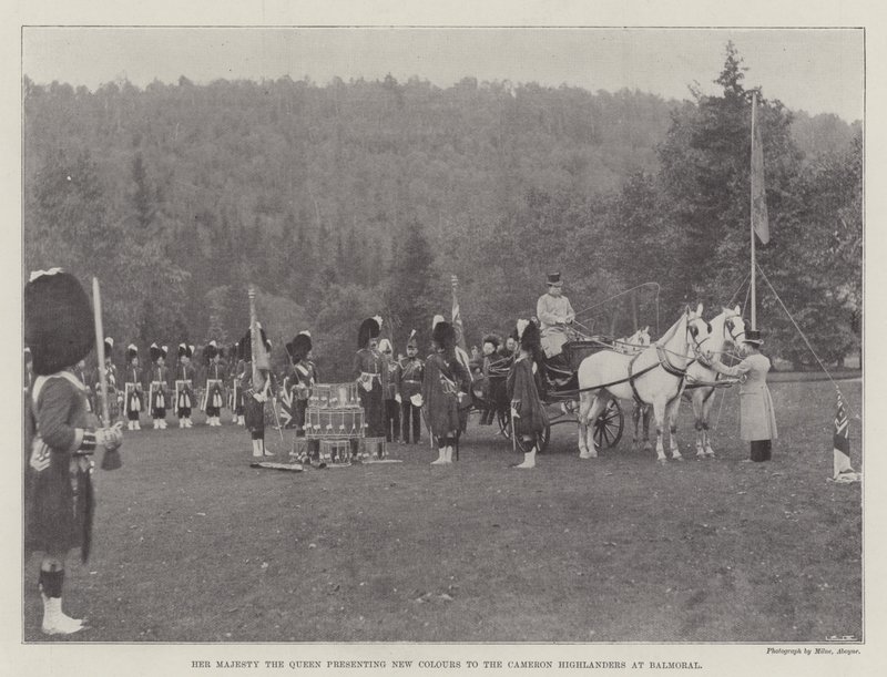 Hänen Majesteettinsa kuningatar esittelee uusia värejä Cameron Highlandersille Balmoralissa tekijältä English Photographer