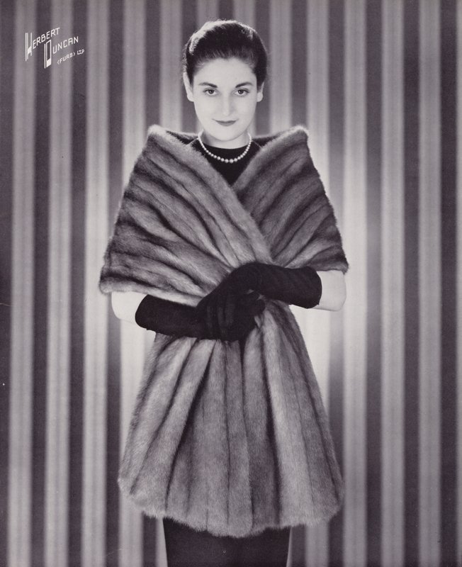 Herbert Duncan Furs: (s/w valokuva). tekijältä English Photographer
