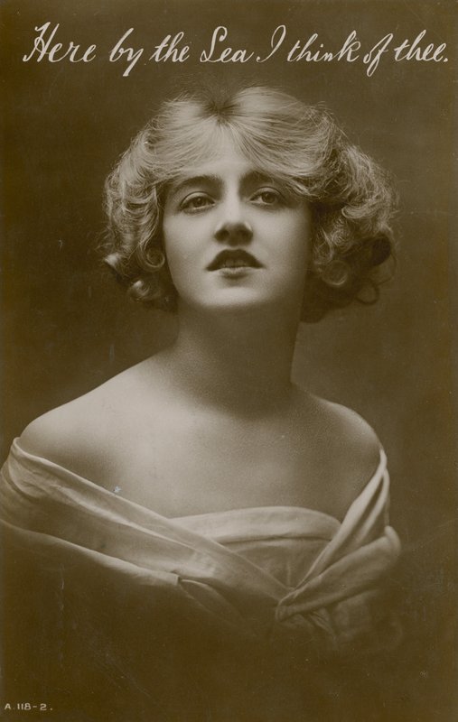 Täällä meren rannalla Minä ajattelen sinua, postikortti lähetetty vuonna 1913 tekijältä English Photographer