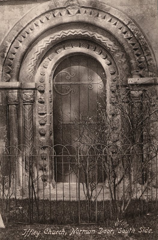 Iffley Church, Norman Door, South Side (m/w kuva) tekijältä English Photographer