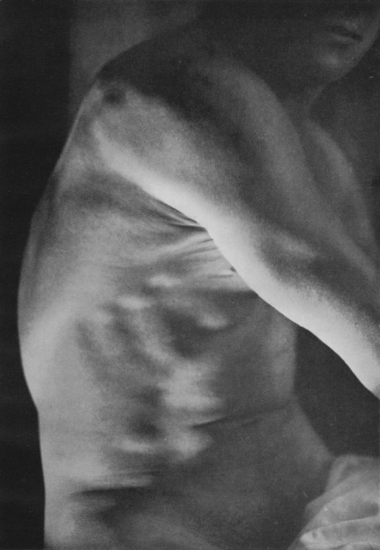Kuva miesvartalosta (m/w kuva) tekijältä English Photographer
