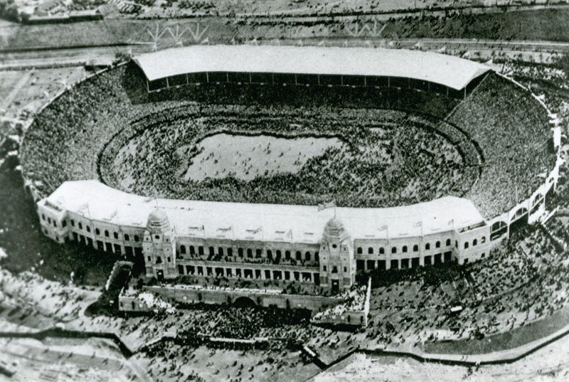 Stadionin hyökkäys ensimmäiseen Wembley Cupin finaaliin vuonna 1923 tekijältä English Photographer